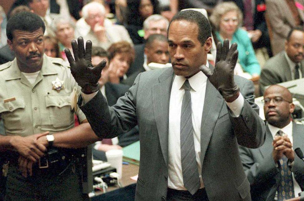 O.J. Simpson, seorang ikon sepak bola Amerika yang kontroversial, meninggal dunia pada usia 76 tahun setelah perjuangan melawan kanker. 