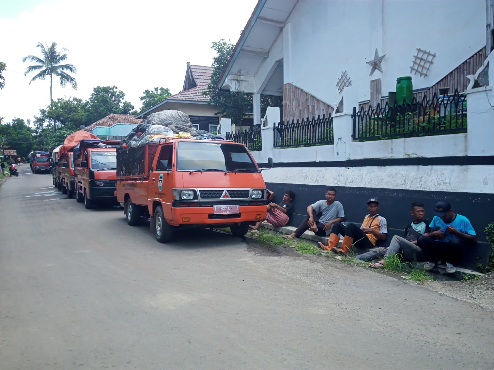 Armada pembuangan sampah tidak bisa melakukan perjalanan ke TPA Cikolotok karena jalan diblokade warga.