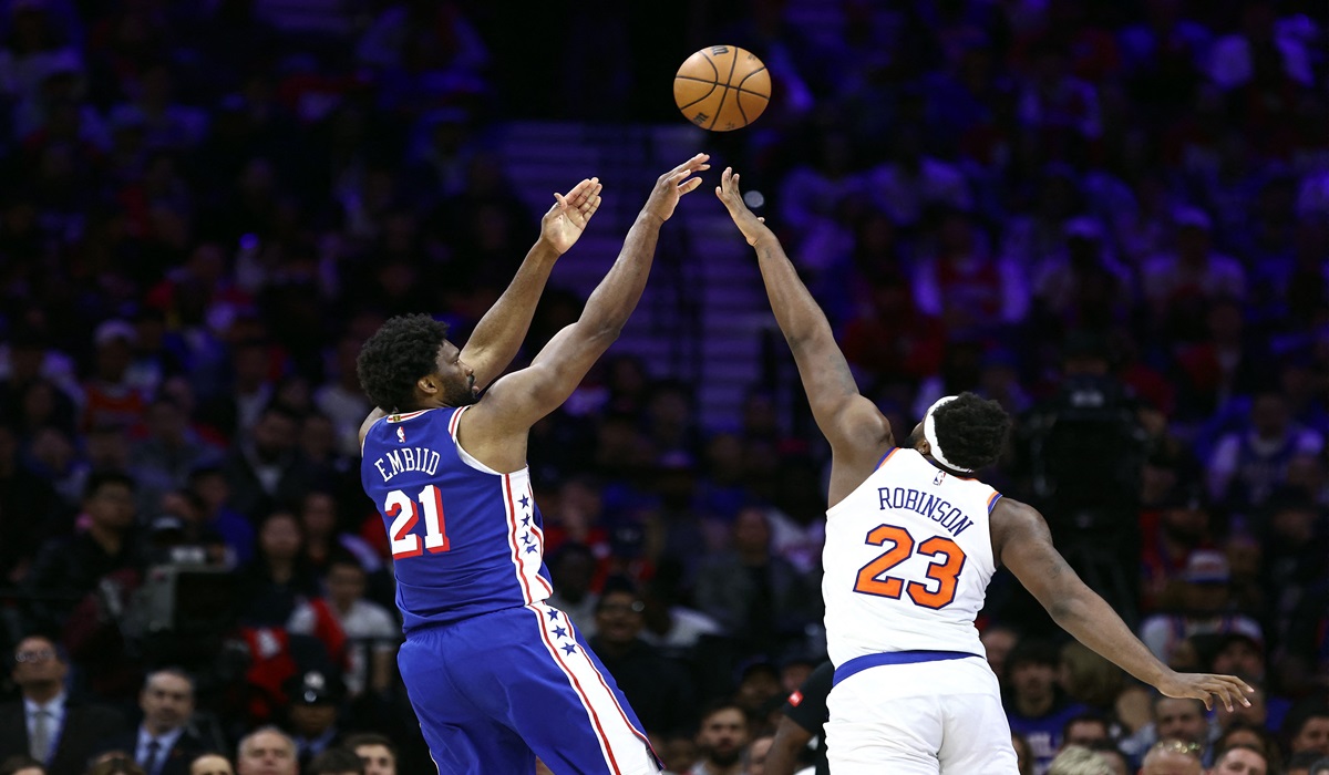 Bintang Philadelphia 76ers Joel Embiid melepaskan tembakan dalam laga playoff NBA melawan New York Knicks.