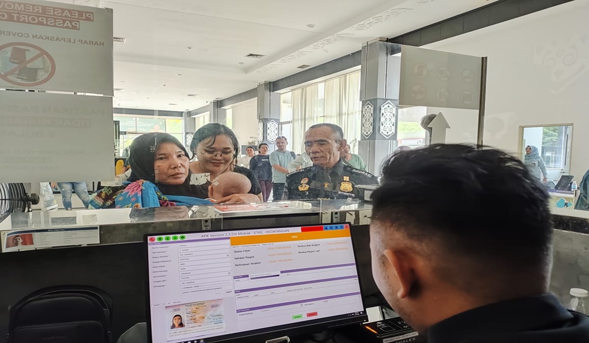 Pelayanan imigrasi di PLBN Entikong