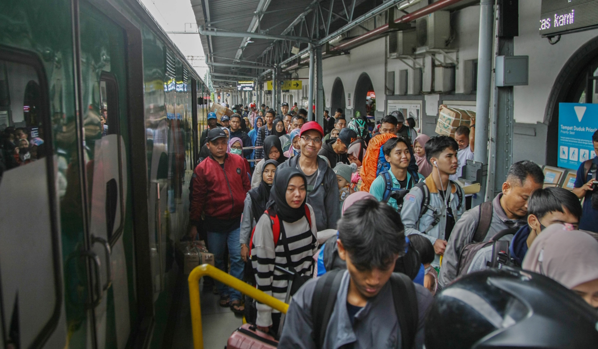 Para penumpang antre memasuki gerbong kereta api Motis Utara jurusan Pasar Senen-Semarang Tawang di Stasiun Pasar Senen, Jakarta