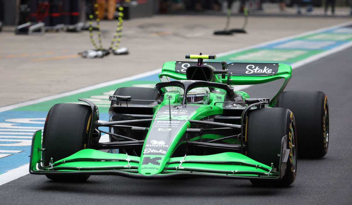 Pembalap Kick Sauber Zou Guanyu