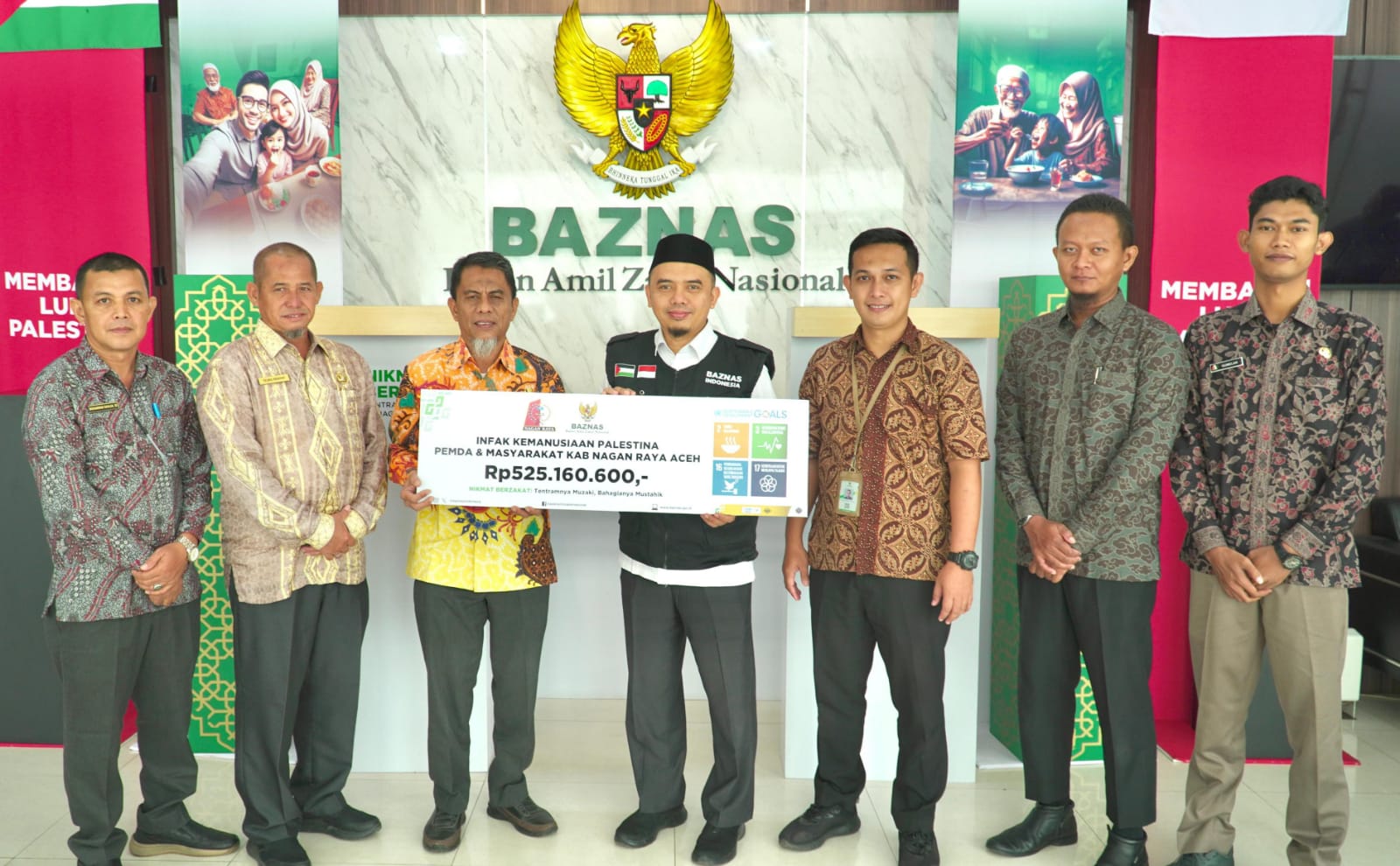 Masyarakat Nagan Raya menyerahkan bantuan untuk Palestina melalui Baznas.