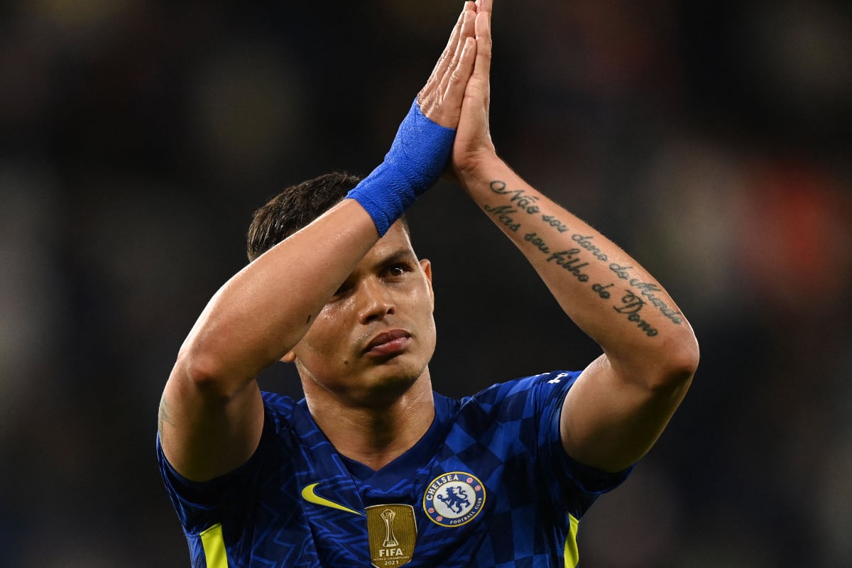 Bek Chelsea asal Brasil Thiago Silva bertepuk tangan kepada pendukungnya di lapangan setelah pertandingan sepak bola Liga Premier Inggris 