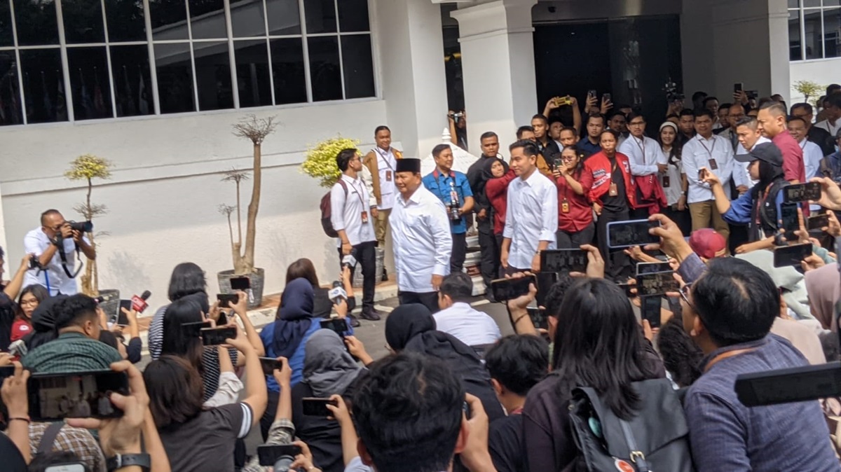 Prabowo-Gibran tiba di KPU untuk penetapan presiden dan wakil presiden terpilih Pilpres 2024, dengan kemeja putih.