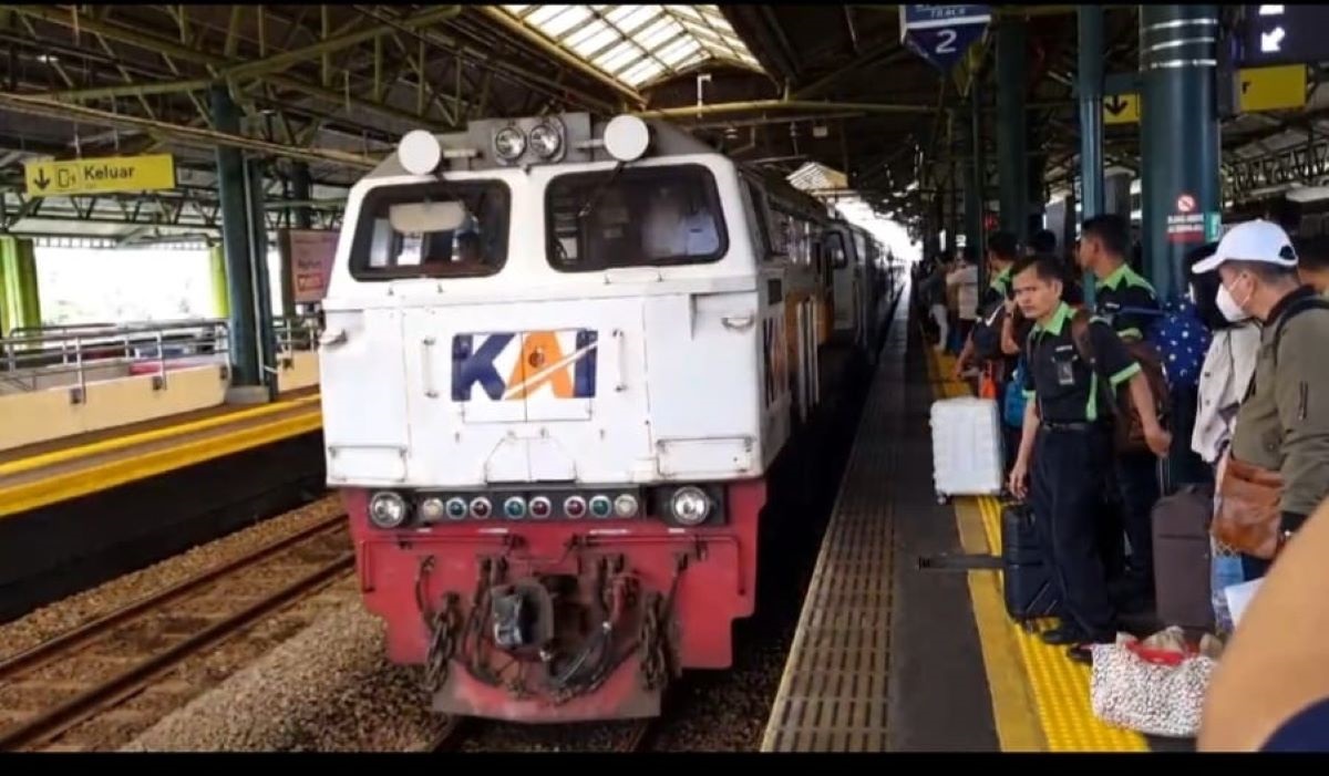 PT Kereta Api Indonesia akan mengoperasikan perjalanan KA tambahan relasi Solo Balapan-Pasar Senen pp untuk arus balik Lebaran 2024.