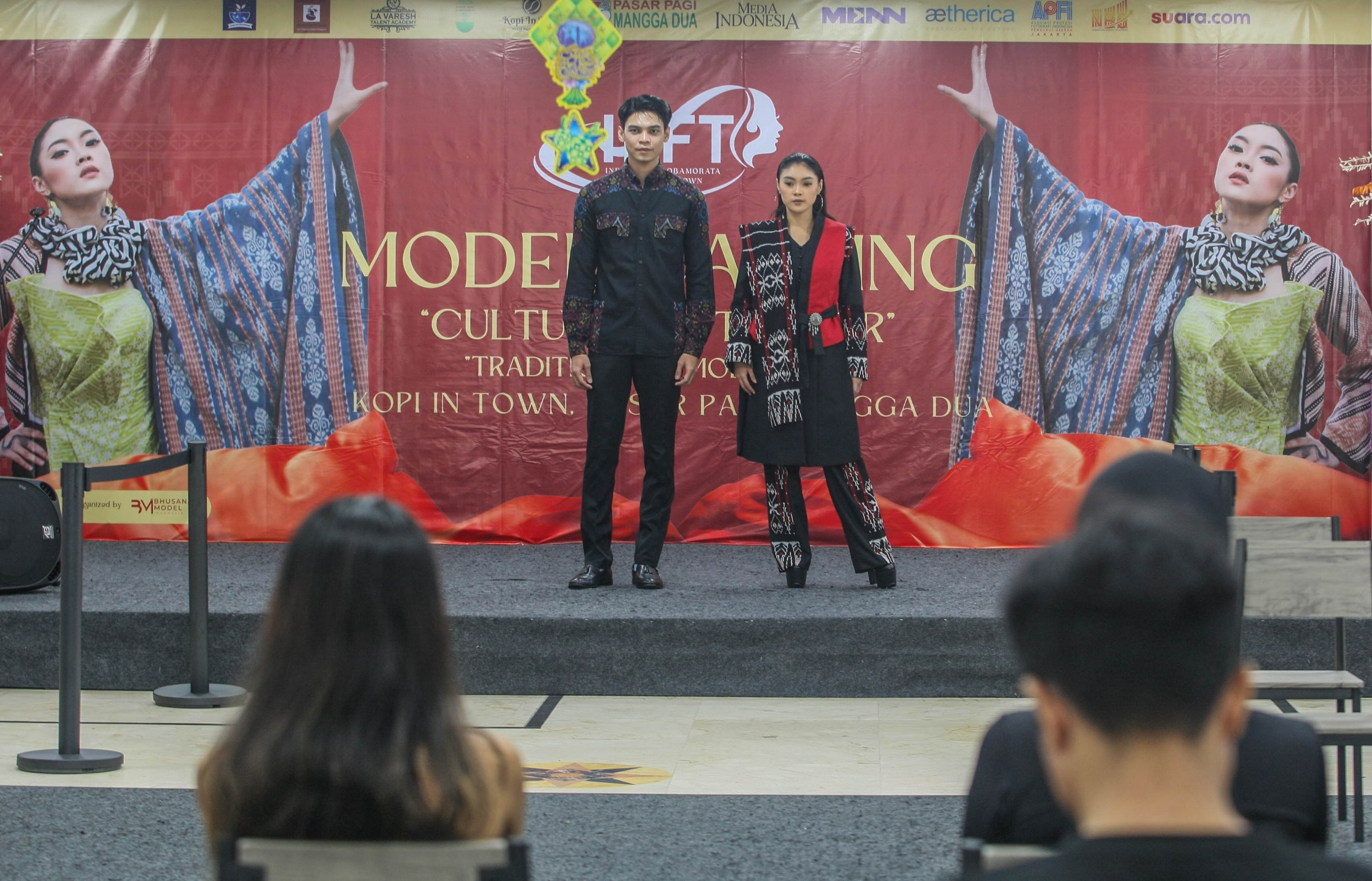Proses audisi model untuk Indonesia Flobamorata Fashion in Town, berlangsung di Pusat Grosir Pasar Pagi Mangga Dua, Jakarta, Minggu (21/4).