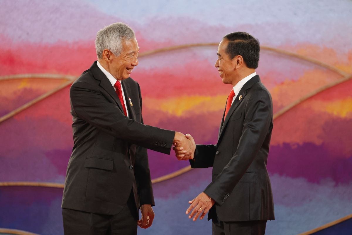 Presiden Jokowi berjabat tangan dengan PM Singapura Lee Hsien Loong pada 2023 lalu.