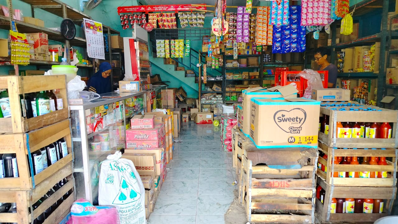 Pedagang kebutuhan pokok di Subang