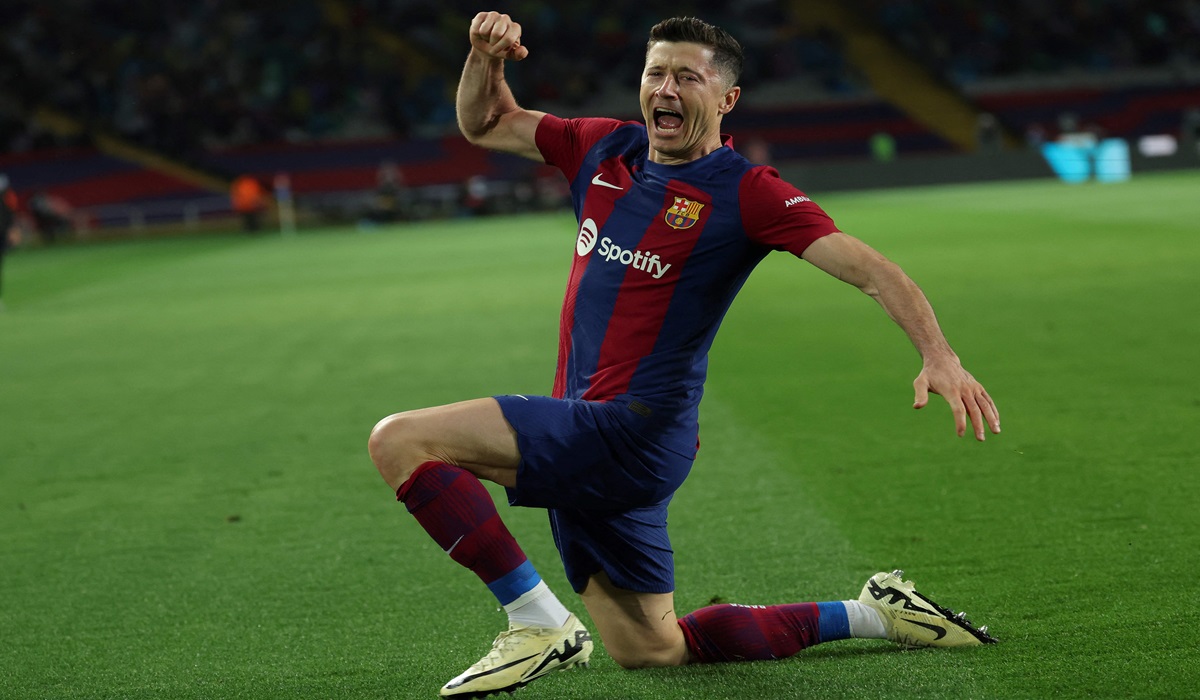 Penyerang Barcelona Robert Lewandowski melakukan selebrasi usai mencetak gol ke gawang Valencia di laga La Liga.