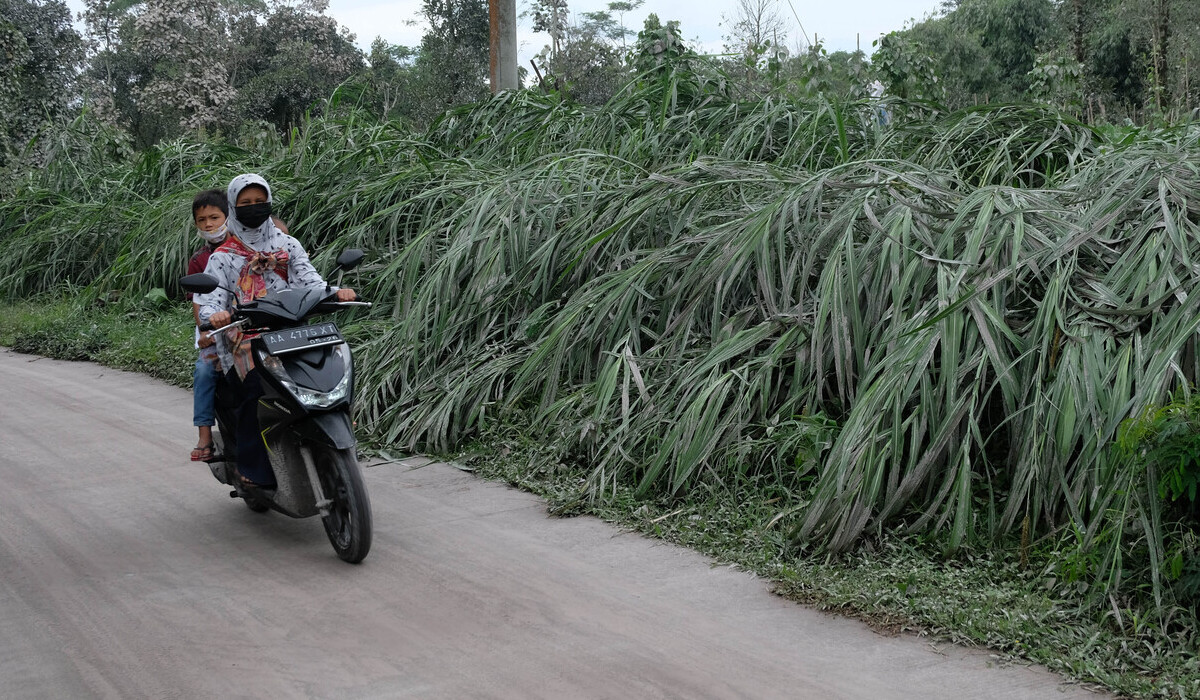 Ilustrasi, warga Magelang beraktivitas di tengah guguran abu vulkanik gunung Merapi.