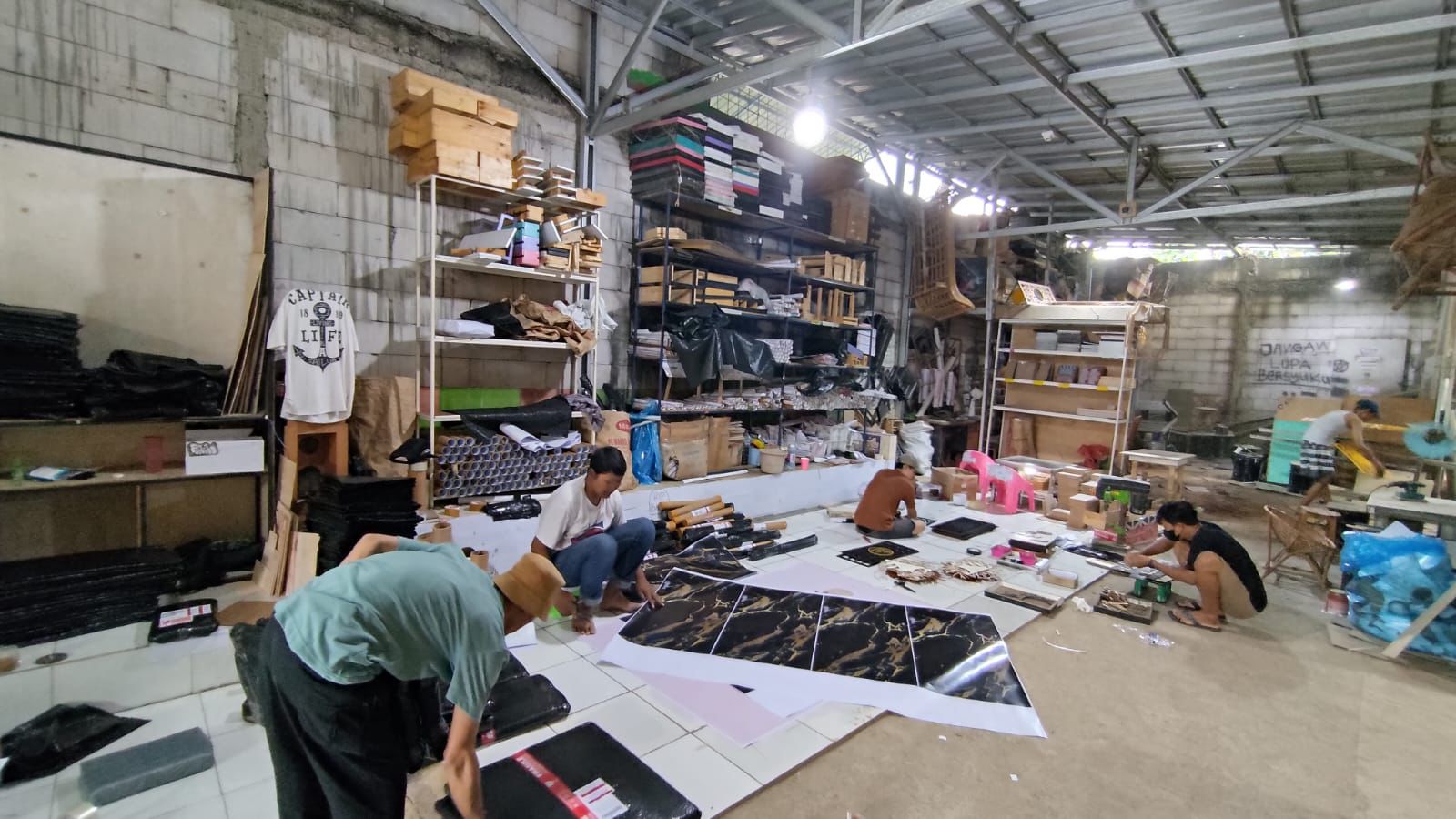 Pembeli di BRILIANPRENEUR 2023 lebih tertarik dengan produk yang ada di dalam katalog dibandingkan produk yang dipajang.