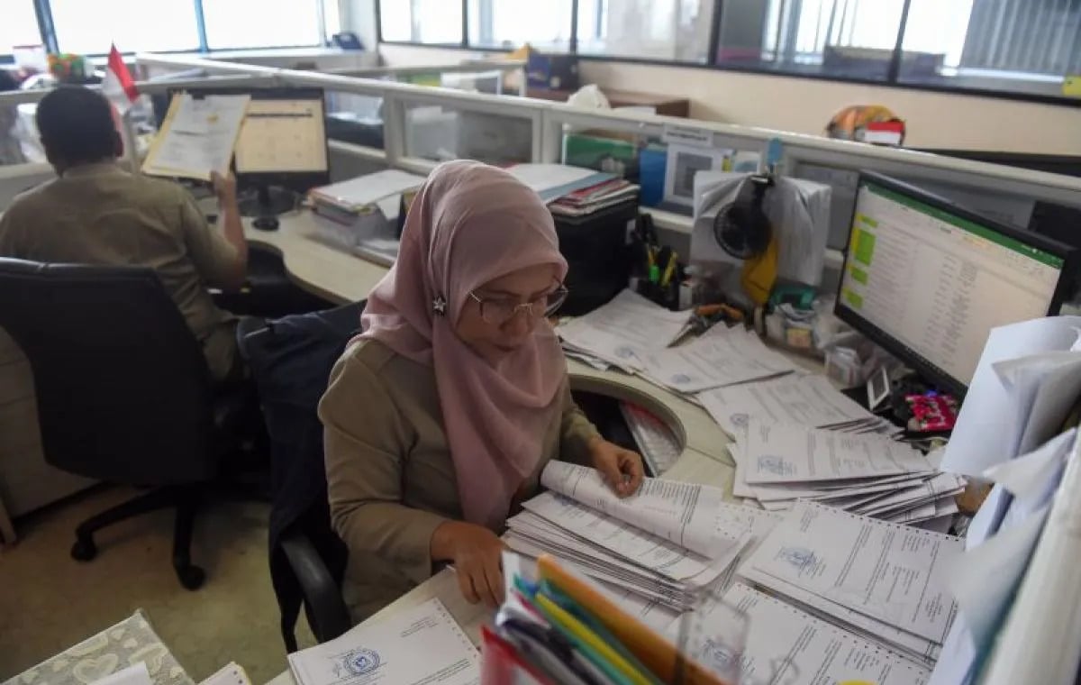 ASN berada di ruang kerja saat hari pertama bekerja setelah libur Lebaran di Balai Kota DKI Jakarta, Selasa (16/4). 