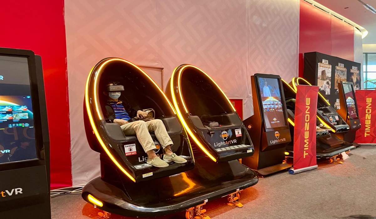 Pengunjung sedang menonton kisah sejarah Islam dalam bentuk VR di Timezone.