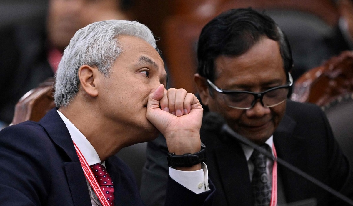 Ganjar Pranowo dan Mahfud MD di gedung MK, Jakarta, 22 April 2024.