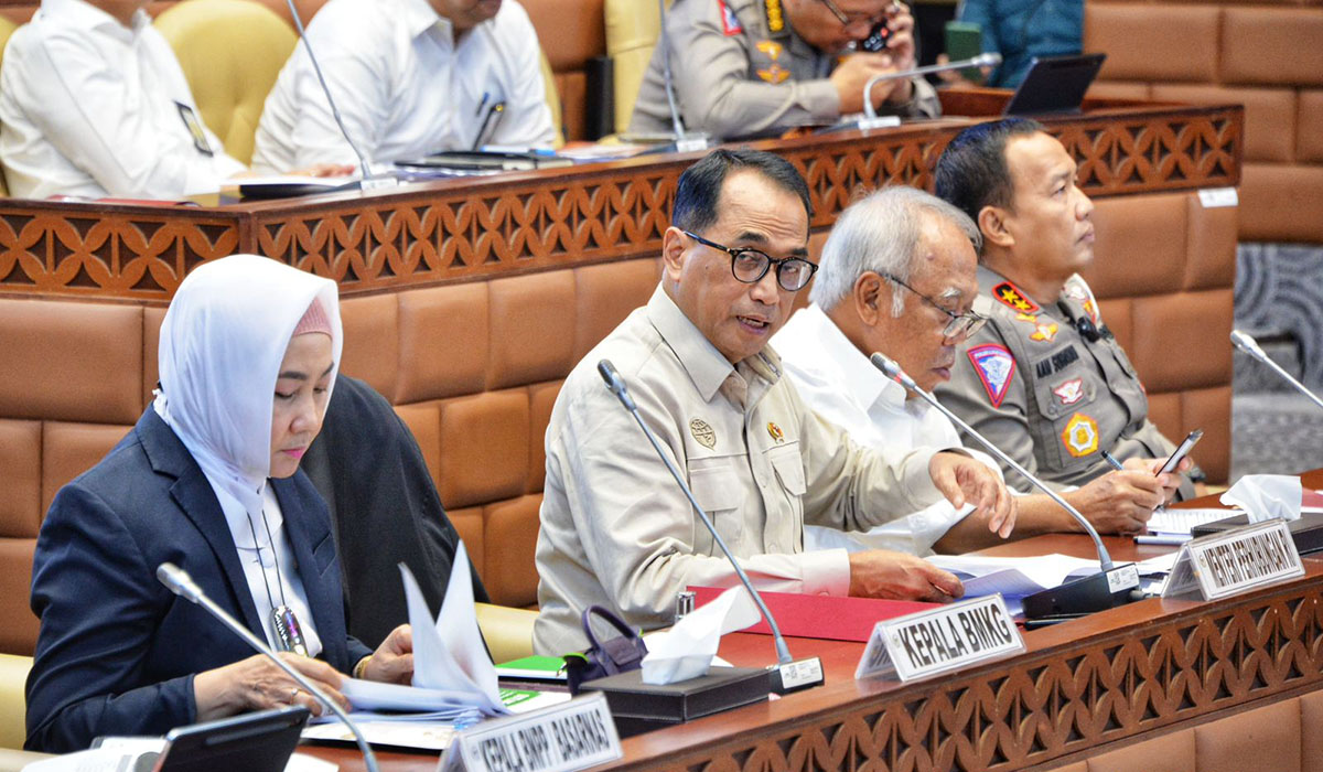 MENTERI Perhubungan Budi Karya Sumadi (tengah).