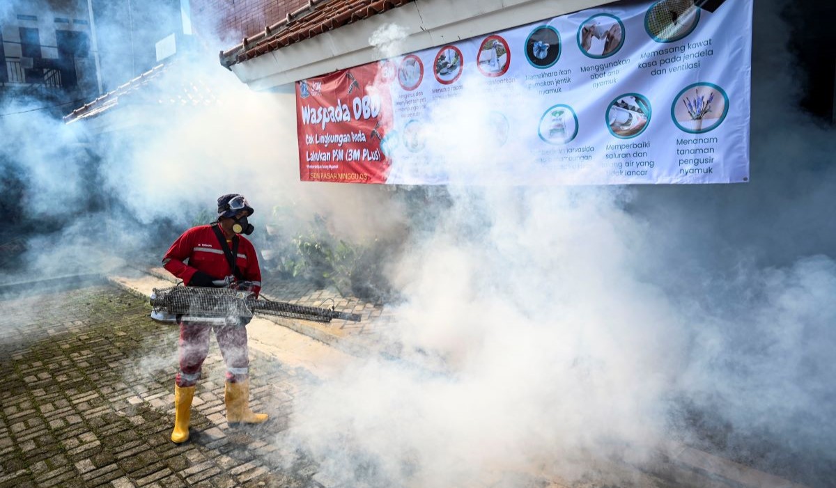 Petugas melakukan pengasapan atau fogging di SDN Pasar Minggu 03, Jakarta Selatan 