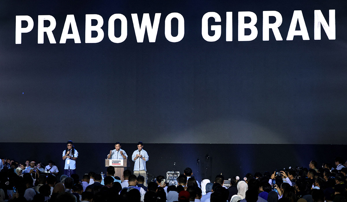 Prabowo Subianto (tengah) dan Gibran Rakabuming Raka (kanan).