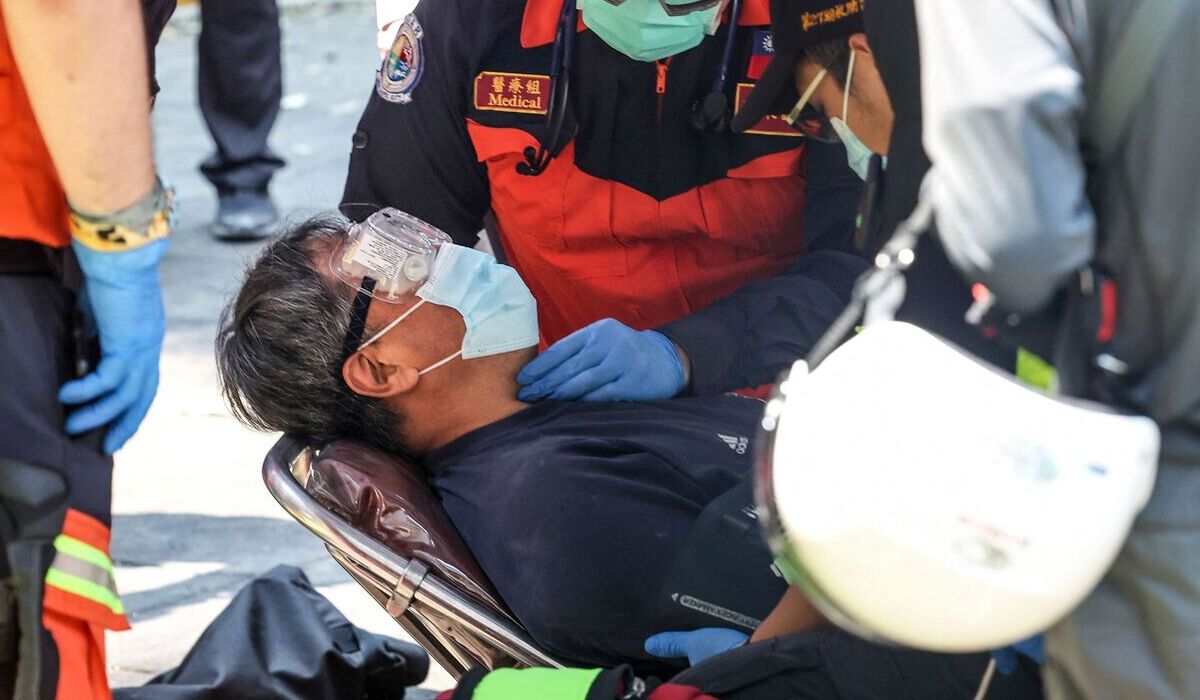 Petugas mengevakuasi korban luka-luka akibat gempa ti Taipei, Taiwan, 3 April 2024.
