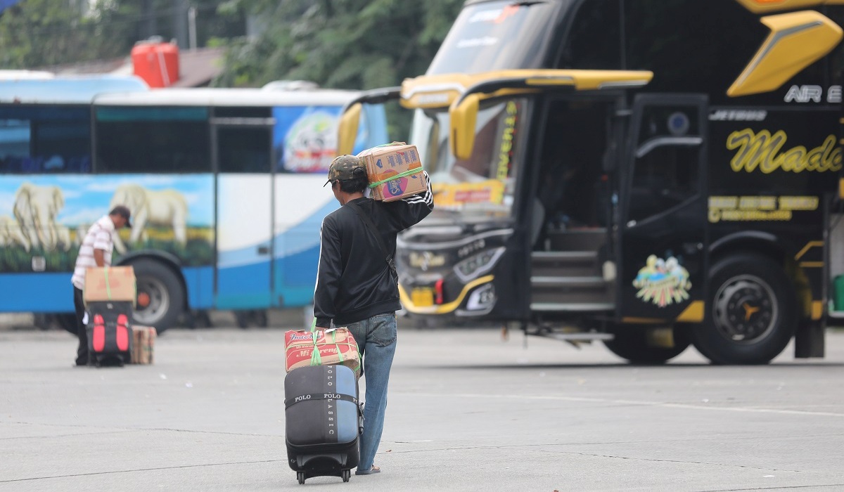 Pemudik arus balik setelah tiba di Terminal Kampung Rambutan, Jakarta