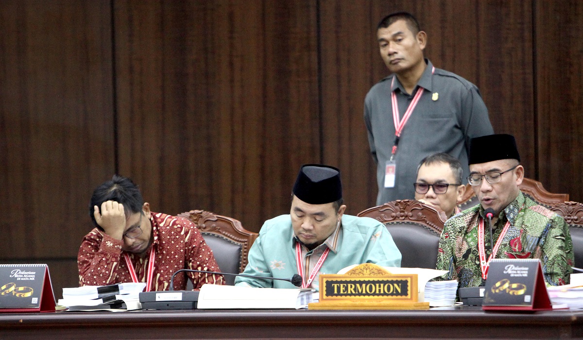 Ketua Komisi Pemillihan Umum (KPU) Hasyim Asyari (kanan) didampingi komisioner M Afifudin (tengah) dan Idham Holik hadir dalam sidang MK 