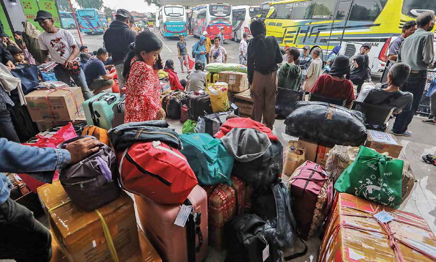 Para pemudik tujuan kota-kota di Sumatra menunggu bus yang akan mengangkut mereka di Terminal Kalideres, Jakarta, kemarin.