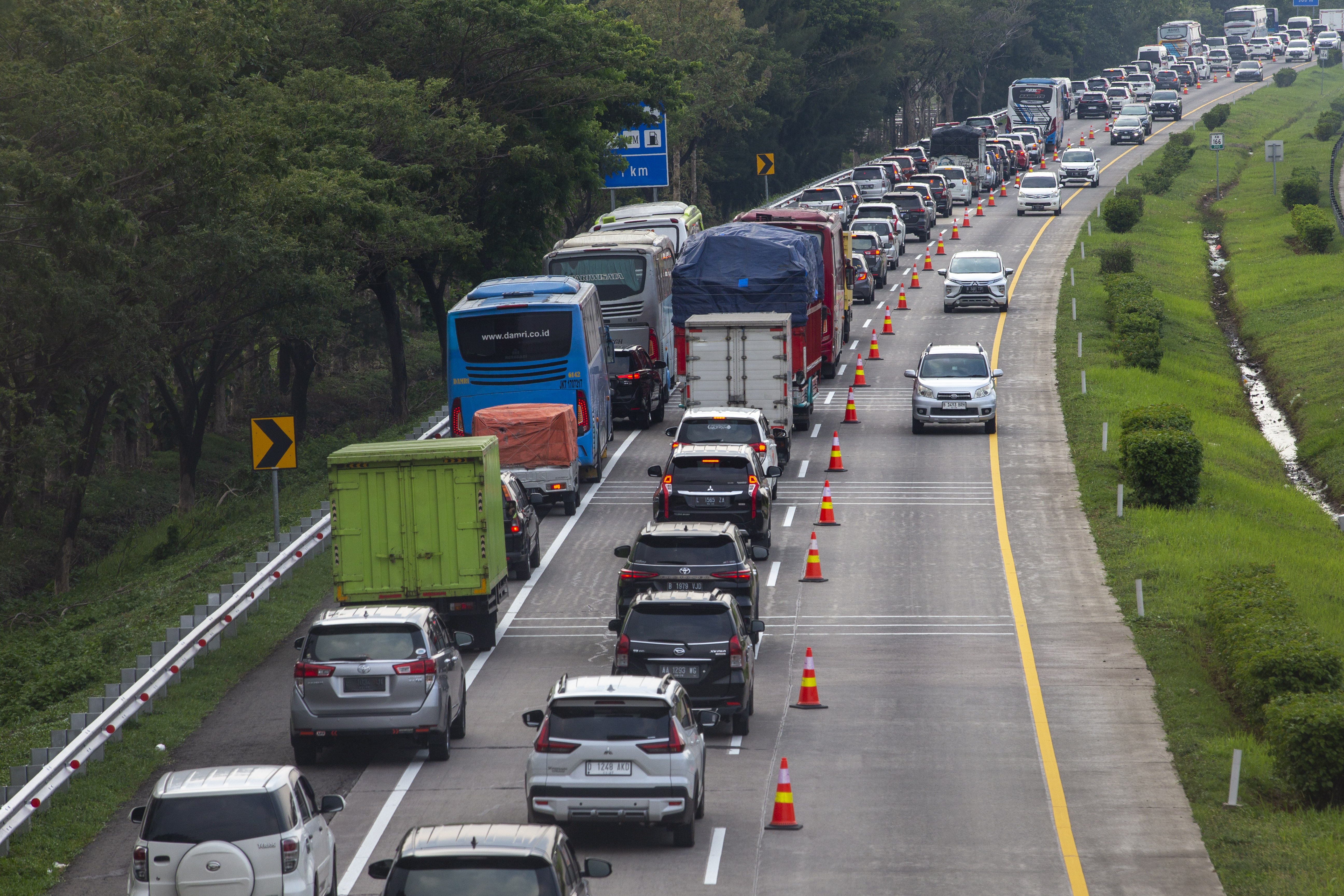 Sejumlah kendaraan melintas di Jalan Tol Cikopo-Palimanan (Cipali) Majalengka, Jawa Barat