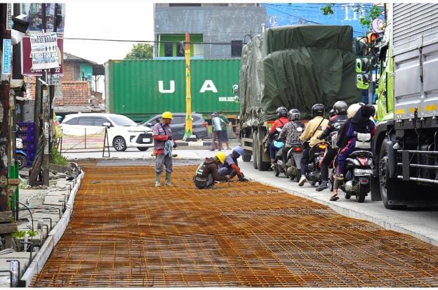 Perbaikan Jalan Perjuangan, di Desa Sukadanau, Bekasi, Jawa Barat