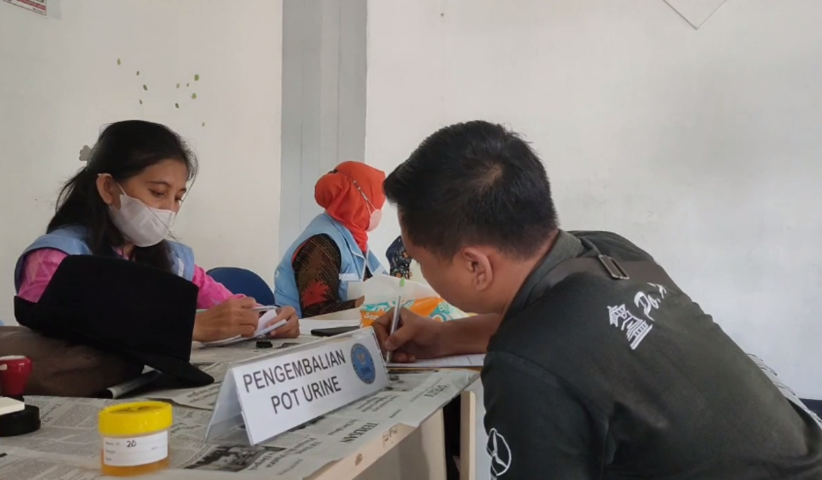 Kegiatan tes urine bagi awak bus di kota Depok.
