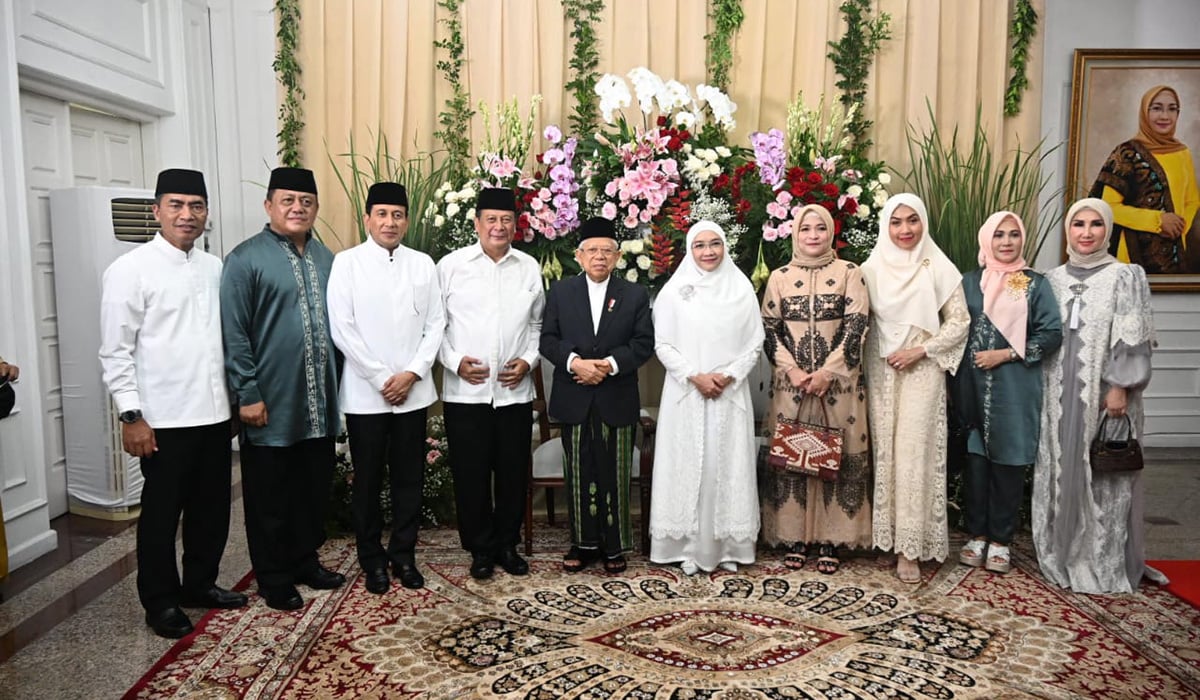 Wapres Ma'ruf Amin berfoto dengan para tamu saat menggelar halalbihalal, Rabu (10/4).