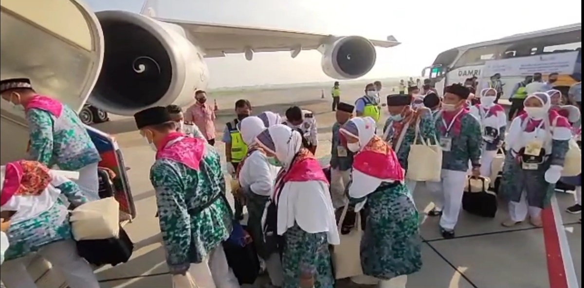 Jemaah haji Indonesia akan diberangkatkan dalam dalam dua gelombang. Gelombang pertama 12-23 Mei 2024 dan gelombang kedua 21 Mei-1Juni 2024.