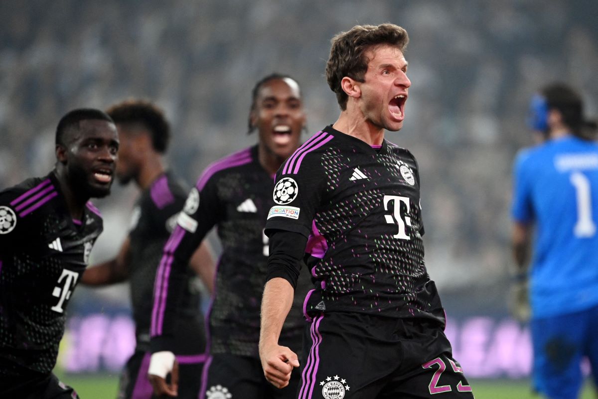 Thomas Mueller dan tim merayakan kemenangan.