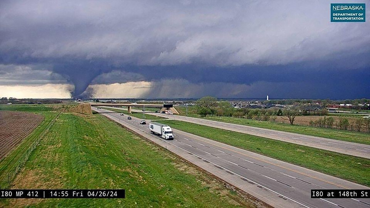 Gelombang tornado yang luar biasa telah melanda bagian Oklahoma dan negara-negara bagian Great Plains terdekat, menyebabkan lima tewas