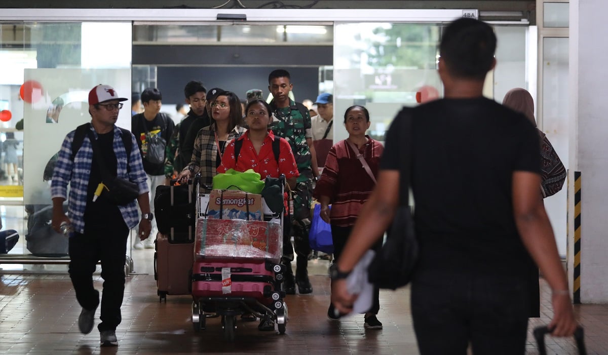 Pemudik arus balik tiba di Terminal 2 Bandara Soekarno Hatta, Tangerang, Banten 