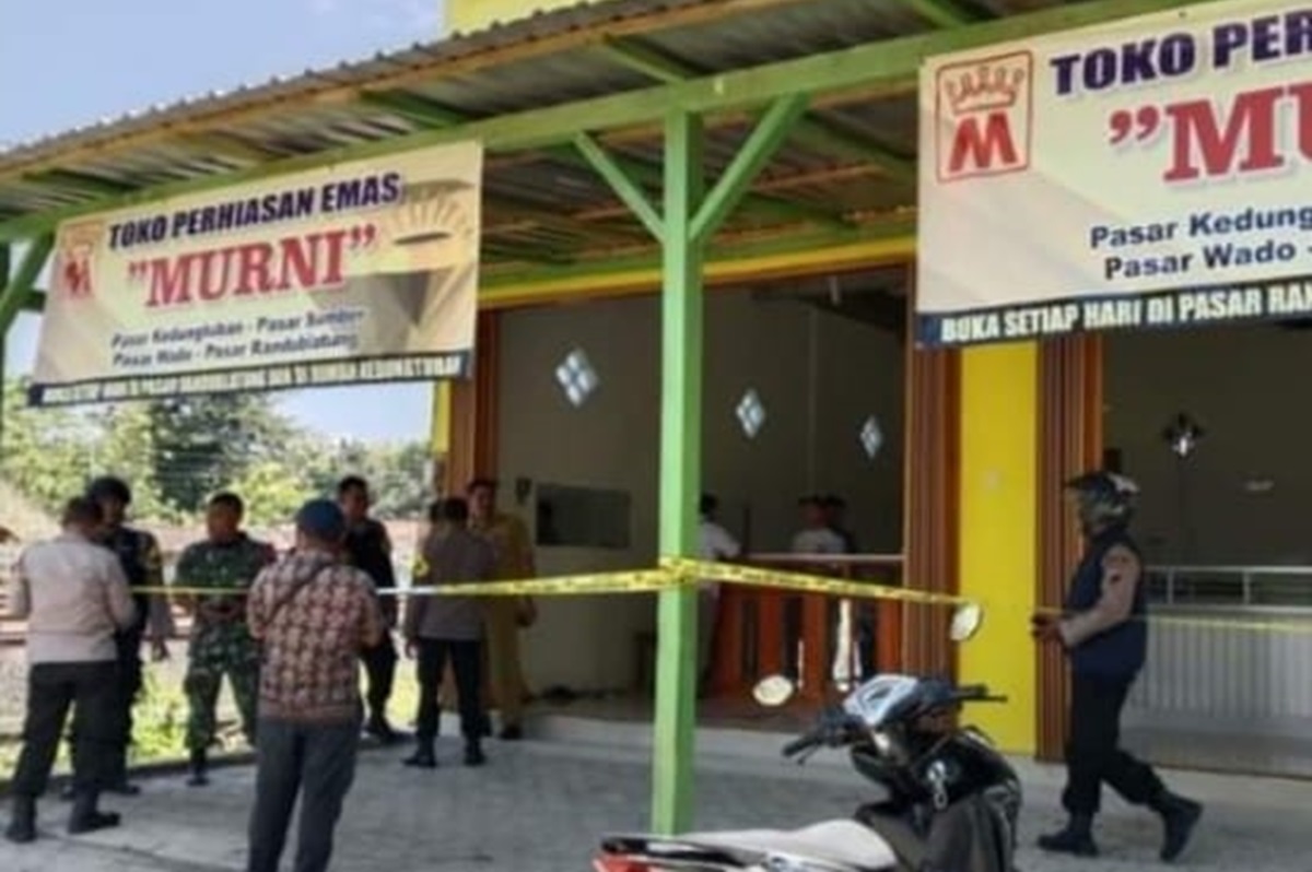 Polisi masih melakukan penyelidikan dan pengejaran terhadap dua pelaku perampokan Toko Emas Murni di Desa Wado, Kabupaten Blora. 