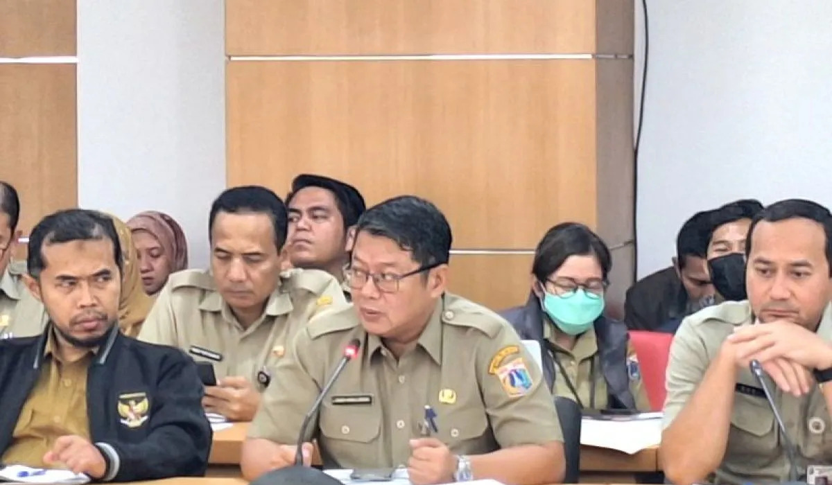 Kepala Dinas Dukcapil Provinsi DKI Jakarta Budi Awaluddin (tengah). 