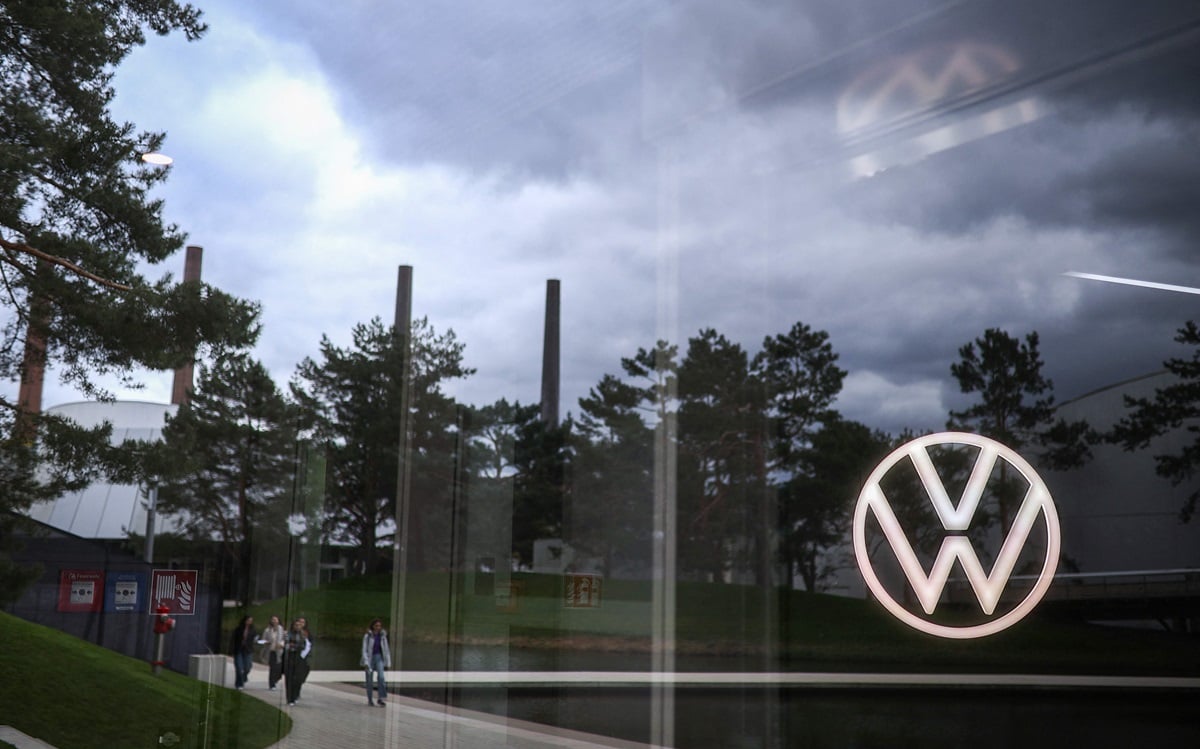 Para pekerja di pabrik Volkswagen di Chattanooga, Tennessee, memilih menjadi toko serikat, menandai kemenangan pertama buruh terorganisir