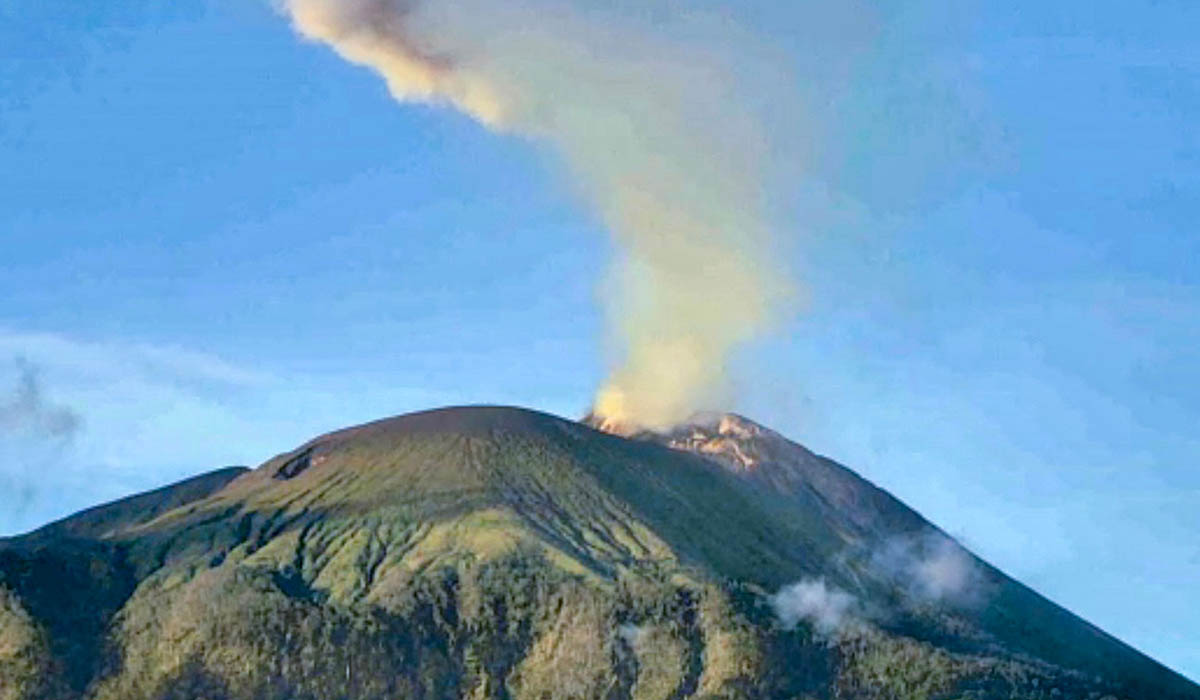Gunung Lewotolok di Kabupaten Lembata, Nusa Tenggara Timur.