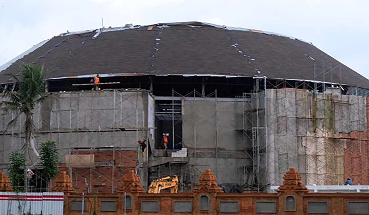 Pekerja menyelesaikan pembangunan fasilitas gedung untuk perhelatan World Water Forum (WWF) ke-10 di kawasan Museum Subak, Bali.