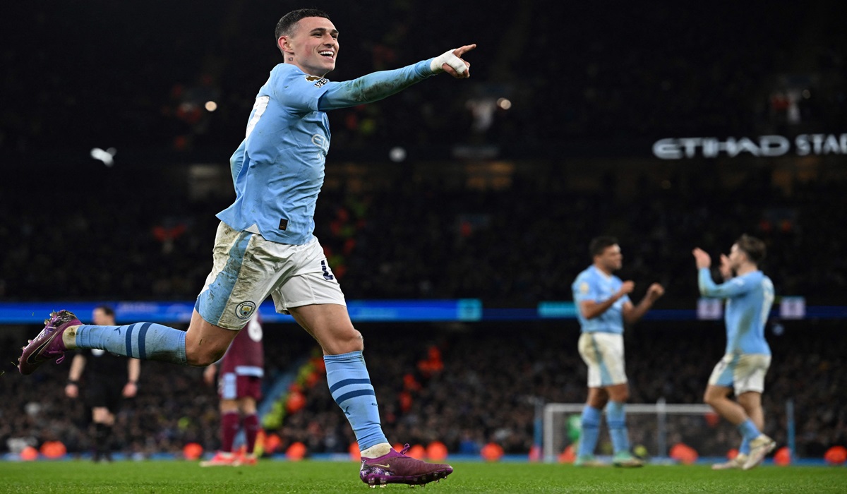 Gelandang Manchester City Phil Foden melakukan selebrasi usai mencetak gol ke gawang Aston Villa di laga Liga Primer Inggris.