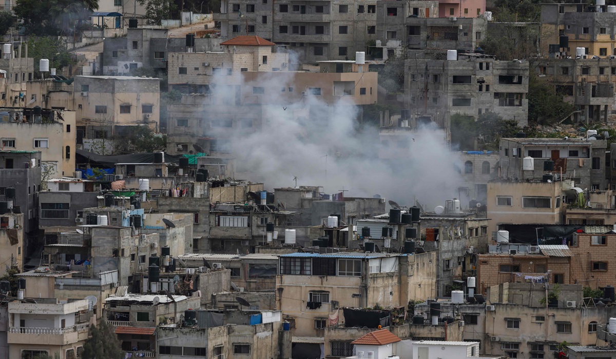 Asap membumbung dari kamp pengungsian Nur Shams di Tepi Barat saat razia oleh pasukan Israel.