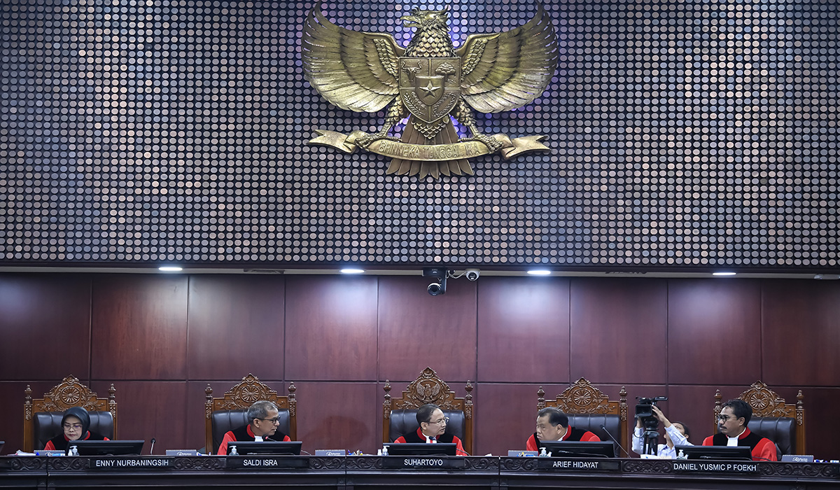 Ketua Mahkamah Konstitusi (MK) Suhartoyo (tengah) didampingi empat Hakim Konstitusi dalam sidang lanjutan sengketa hasil Pilpres 2024.