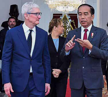 Presiden Joko Widodo berbincang dengan CEO Apple Tim Cook di Istana Kepresidenan, Jakarta, kemarin. 