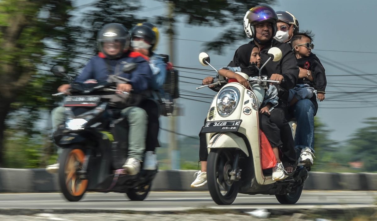 Pengendara sepeda motor melintas di Jalan Raya Pantura, Kabupaten Subang, Jawa Barat, Minggu (7/4/2024).