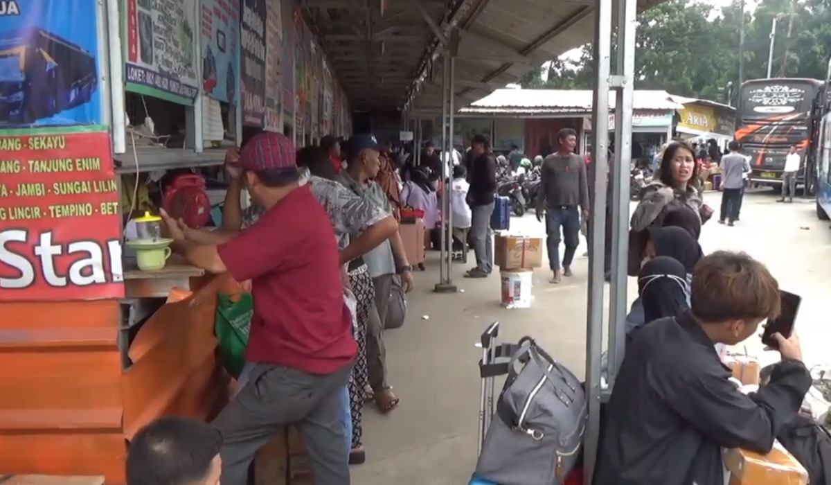 Kepadatan pemudik di Terminal Lebak Bulus, Jakarta Selatan, Sabtu 6 April 2024.