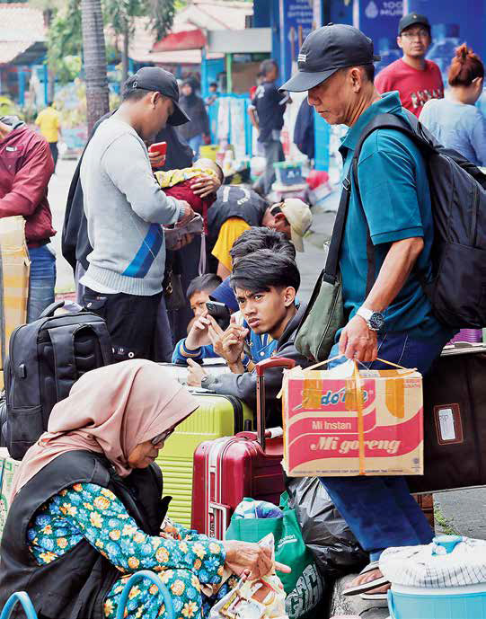Sejumlah pemudik tiba di Terminal Kampung Rambutan, Jakarta, kemarin. 
