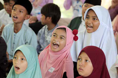 Anak-anak mengikuti pesantren kilat dengan berbagai macam permainan di Masjid Nursiah Daud Paloh di Kompleks Media Group, Kedoya.