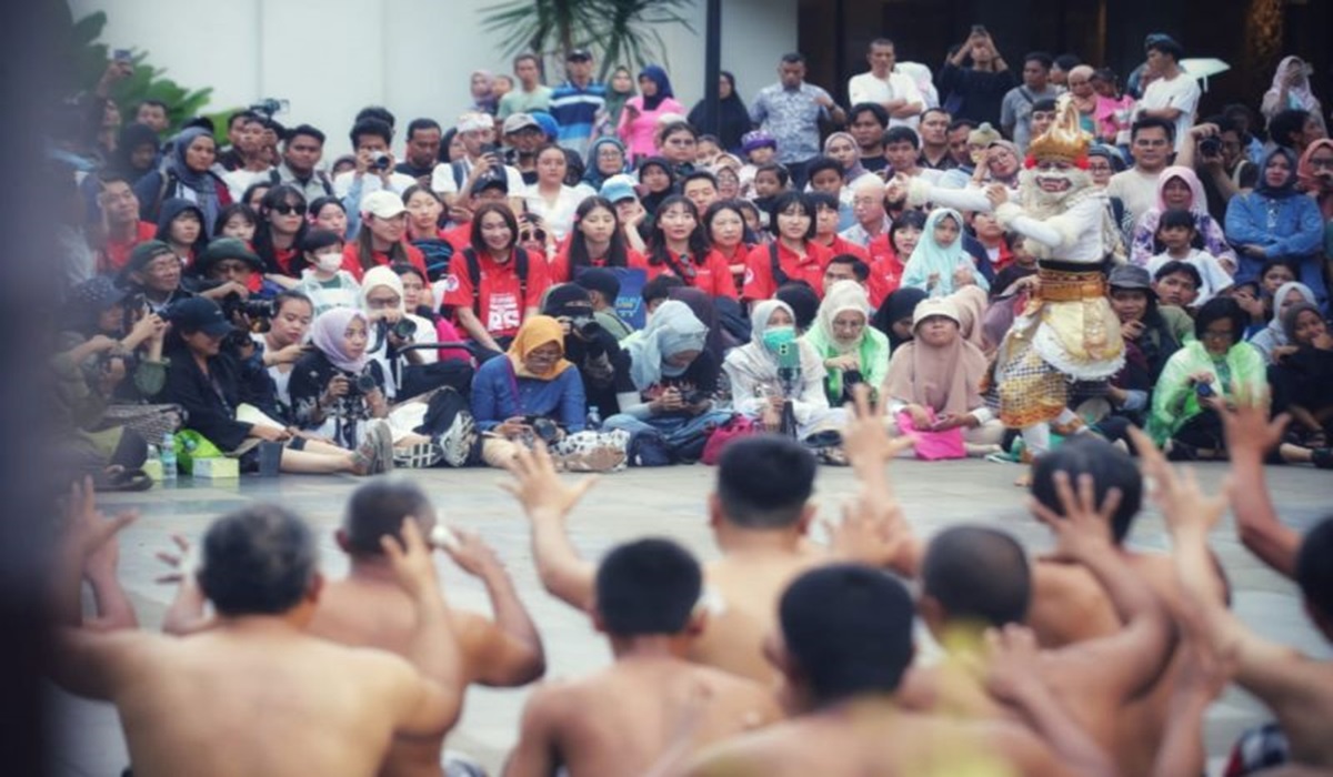 Para pemain dan ofisial klub voli Red Sparks menyaksikan pertunjukan Tari Kecak di TMII, Jakarta, Minggu (21/4).