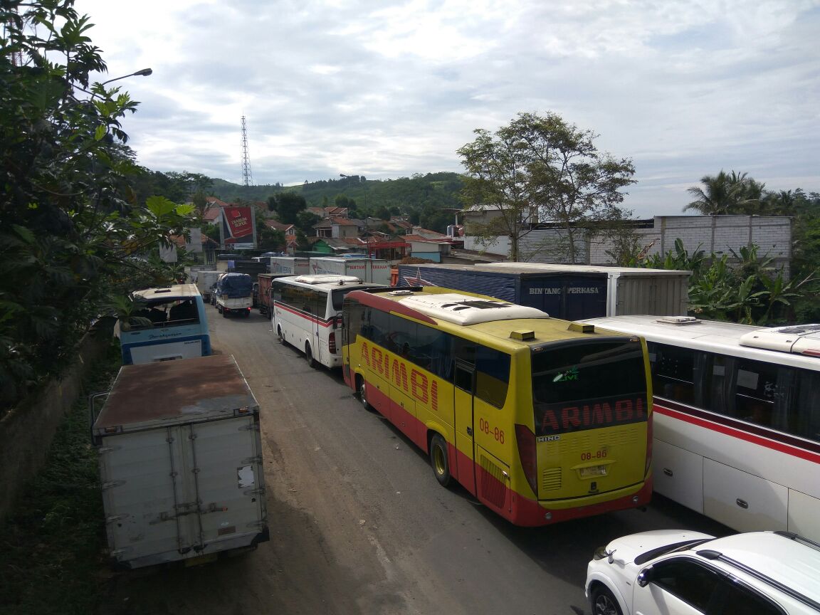 Jalur utama Bandung-Purwakarta dipadati kendaraan