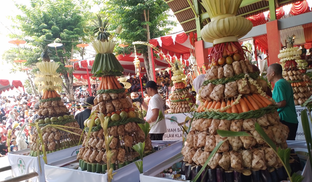 Gerebek ketupat syawalan di Bukit Sidogura, Klaten